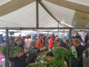 Om de beurt achter de kraam op de Zuidermarkt
